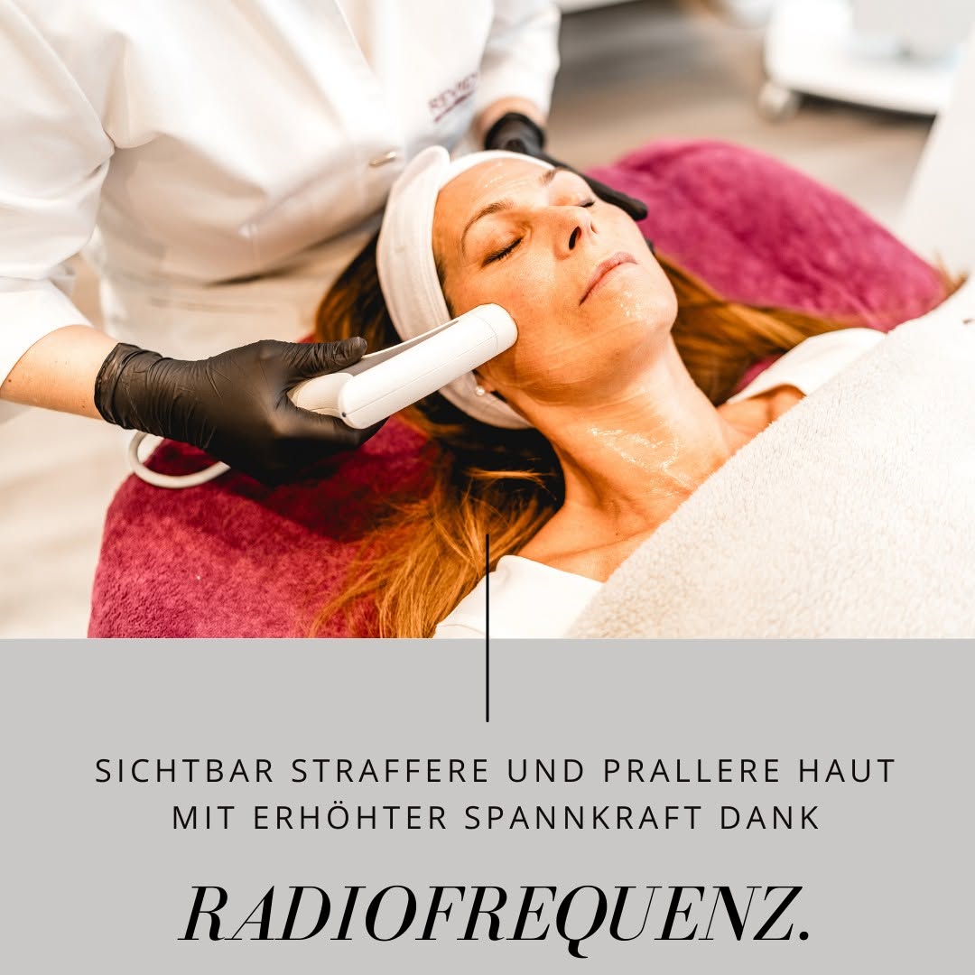 Frau während der Behandlung mit Radiofrequenz