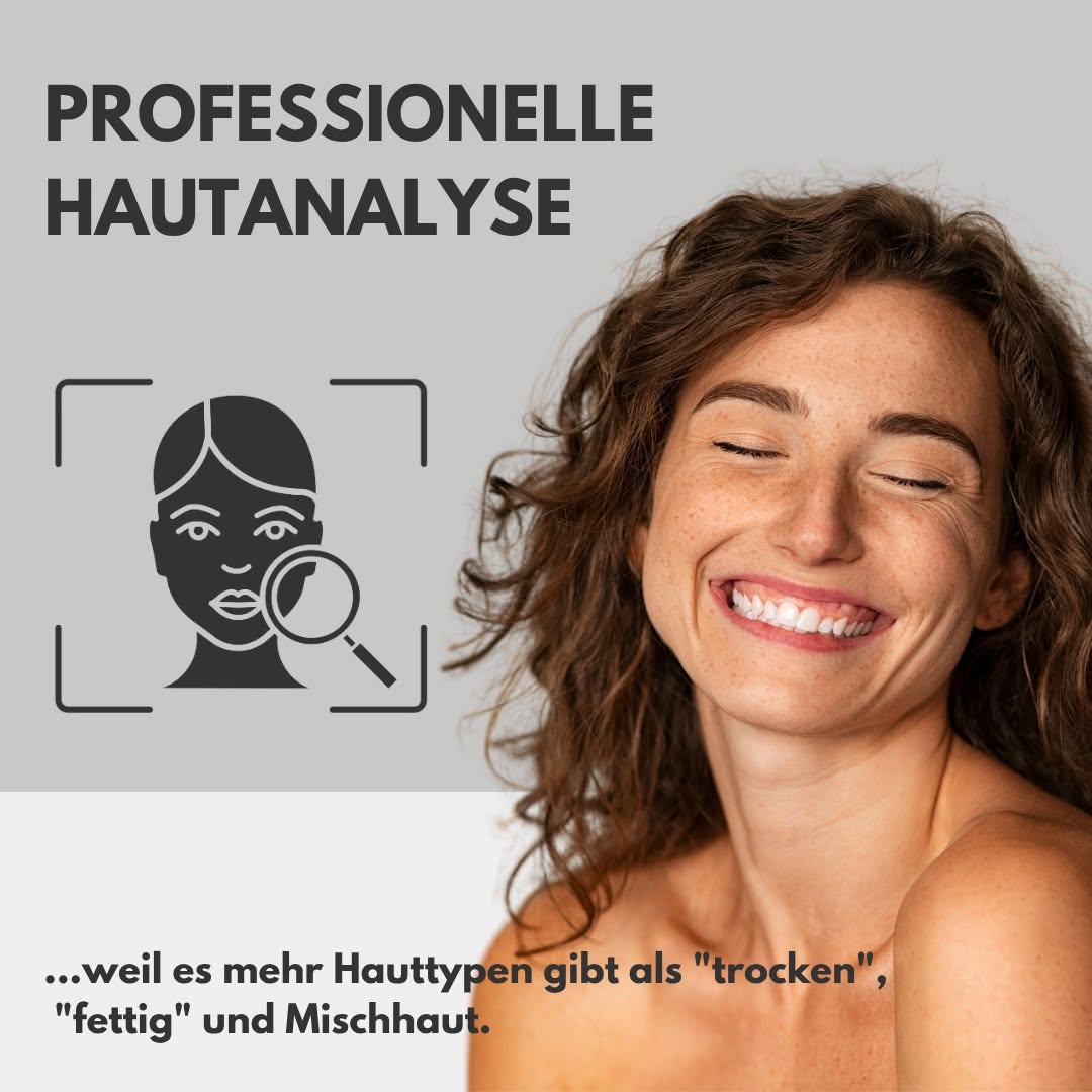 Kosmetikerin führt computergestützte Hautanalyse mit Lupenleuchte bei einer Kundin durch